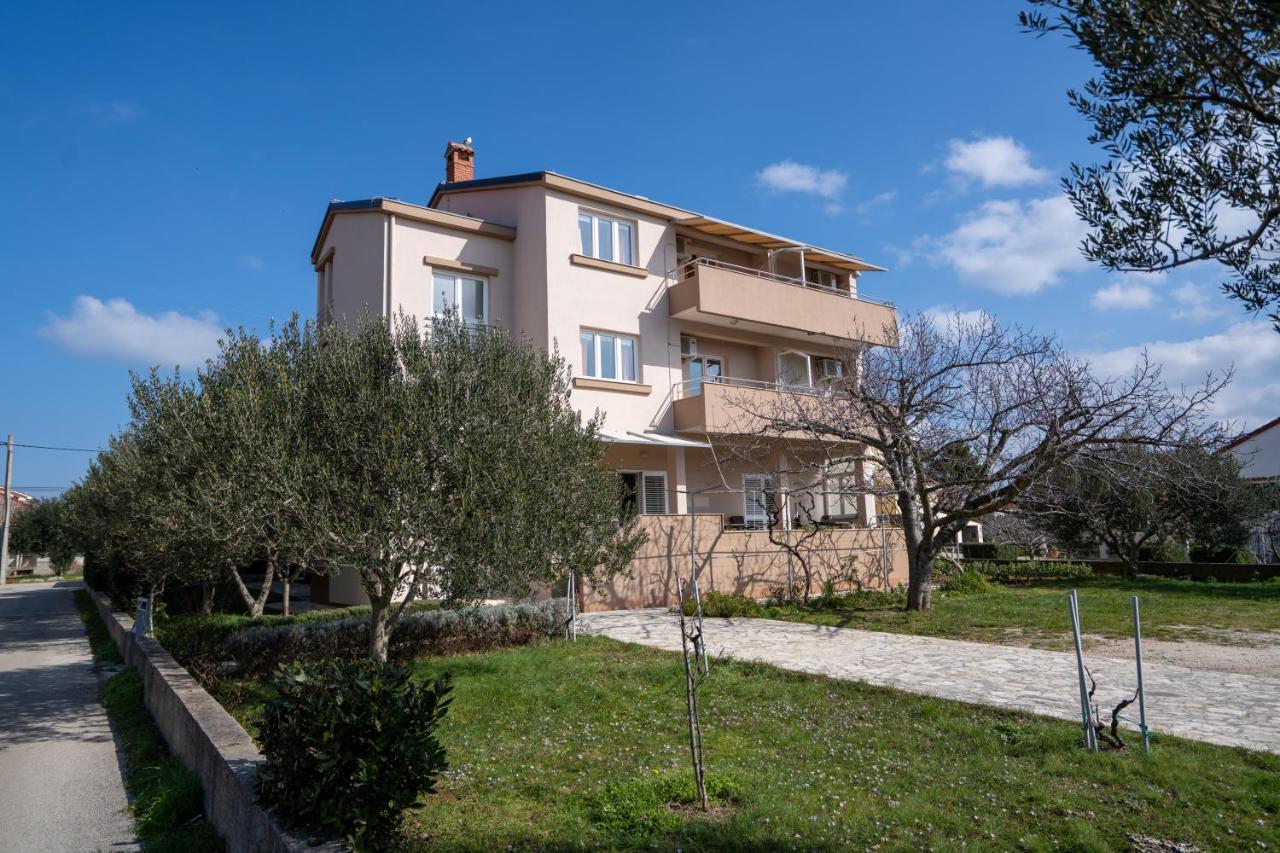 Apartments Valentin Привлака Экстерьер фото